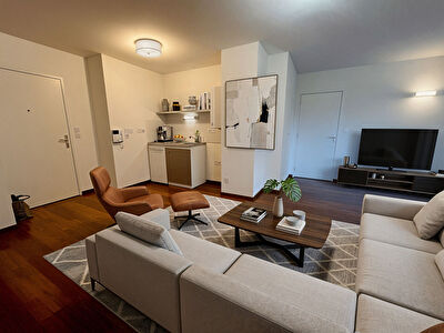 Studio en residence récente avec ascenseur, balcon et parking!