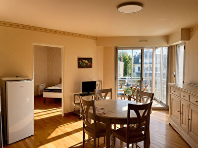 Appartement 2 pièces avec loggia au calme, Résidence face mer